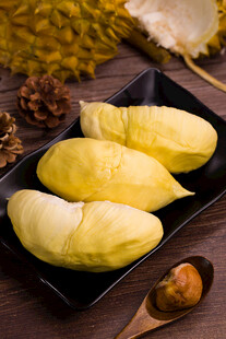 新鲜剥开的美味榴莲果肉