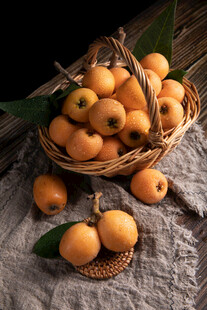 竹篮中的新鲜枇杷