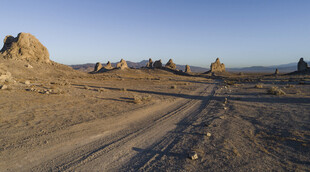 荒漠中的崎岖土路