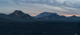 黄昏下的山峦美景