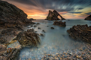 海边日落时的嶙峋礁石