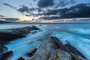 海边礁石处的壮丽海景