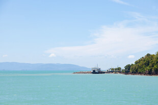 碧海蓝天中的美丽海岸