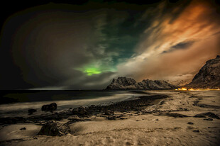 极光下的荒凉地貌景观