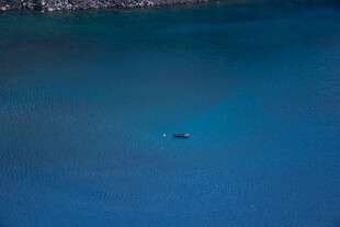 蓝色海面上的小船