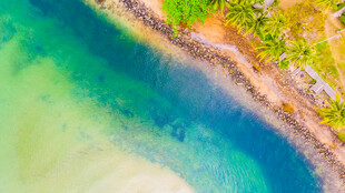 清澈蓝绿水域与岸边景致