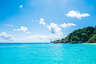 碧海蓝天的美丽海岛风光