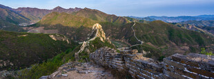 壮丽山景与蜿蜒长城