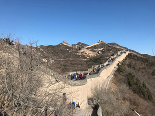 八达岭长城上的游客景象