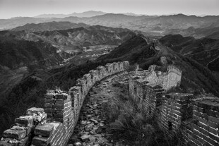 万里长城蜿蜒于山峦之间