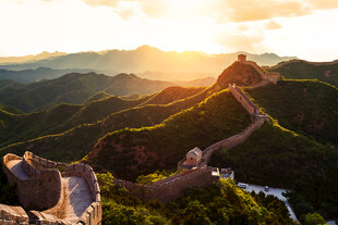 夕阳下的壮美长城景观