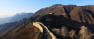 壮丽长城蜿蜒于山峦间