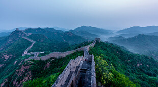 壮丽长城蜿蜒于青山之间
