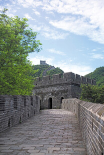 古老长城的砖石步道