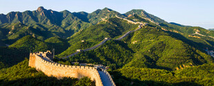 壮丽长城蜿蜒于青山间
