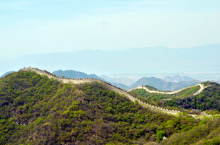 蜿蜒长城于青山间