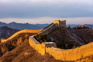 壮丽长城映黄昏美景