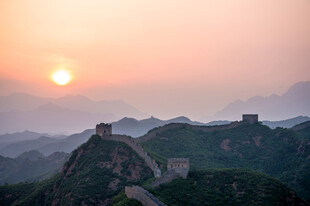 夕阳下的壮美长城