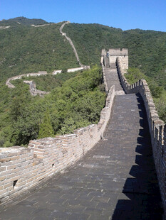 壮丽长城蜿蜒于青山之间