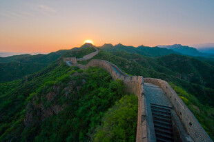 夕阳下的壮美长城景观