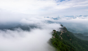 云雾缭绕中的山巅美景