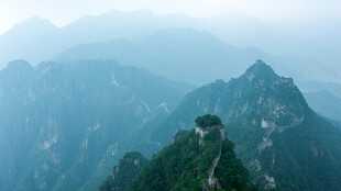 巍峨山峦上的壮丽建筑