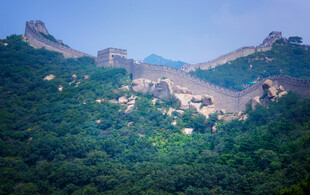 壮丽长城蜿蜒于青山间