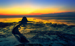 海边滩涂的璀璨日出