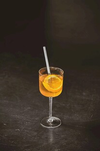 橙味鸡尾酒配吸管与橙片