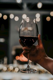 手持红酒杯的优雅瞬间