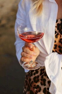 女子手持红酒杯优雅瞬间