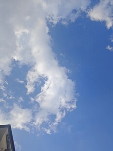 蓝天中的洁白云朵