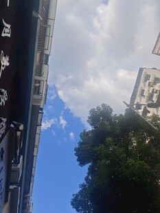 蓝天白云下的城市一角