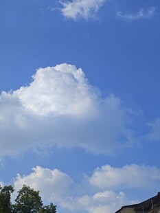 蓝天中的蓬松白云