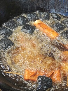 锅中油炸的美味食物