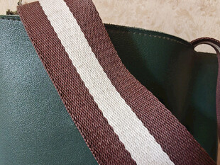 绿包上的棕白条纹细节