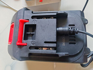 黑色电池充电器特写