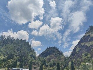 蓝天白云下的秀丽山峦