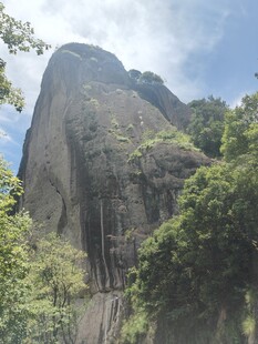 巍峨山峰与葱郁植被景观