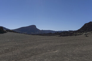 广袤荒野中的巍峨山脉