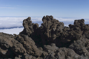 巍峨山巅岩石景观
