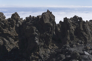壮观黑色火山岩地貌景观