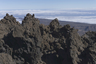 壮丽嶙峋的山峰景观