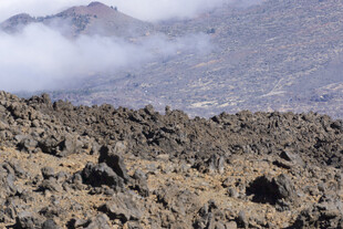 火山地貌景观 云雾缭绕