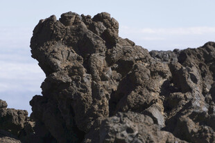 奇特嶙峋的火山岩石