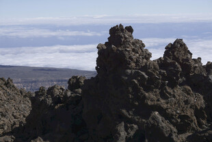 巍峨火山岩 云海相伴景