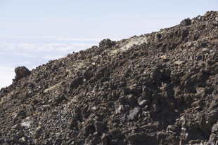火山地貌的黑色岩石景观