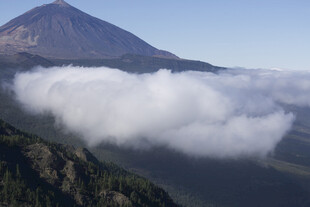云雾缭绕中的巍峨山峰