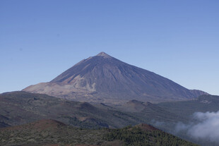 巍峨火山屹立于云海之上