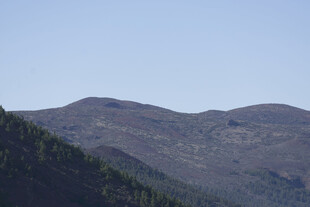 山峦叠翠的自然景致